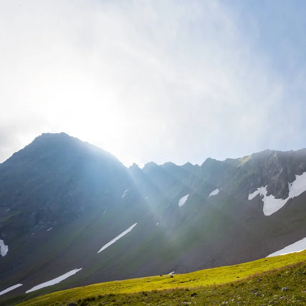 Красива зелена гірська долина в променях сонця — стокове фото