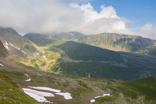 Verde paisagem vale montanha — Fotografia de Stock