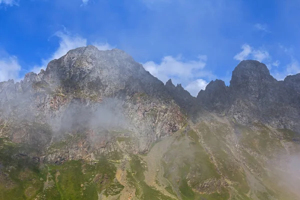 Cresta de montaña verde en una niebla —  Fotos de Stock