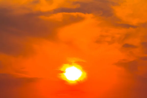 Rode bewolkt zonsondergang achtergrond — Stockfoto