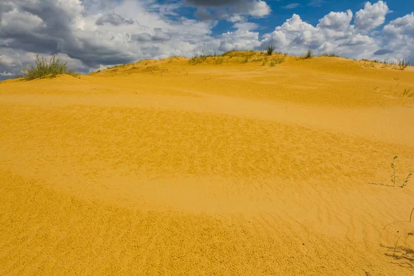 Летняя сцена горячей песчаной пустыни — стоковое фото