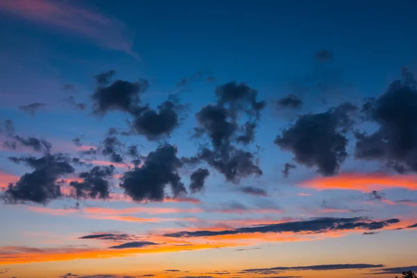 Kväll molnigt himmel bakgrund — Stockfoto