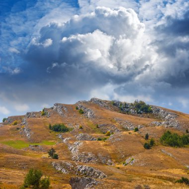 bir Dağı üst yukarıda yoğun bulutlar