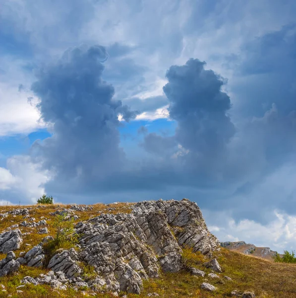Mount svah na husté zatažené obloze na pozadí — Stock fotografie