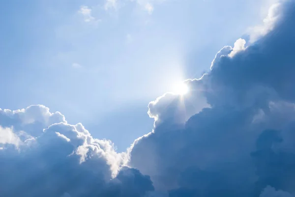 Sol brillante empujar a través de una densa nubes — Foto de Stock