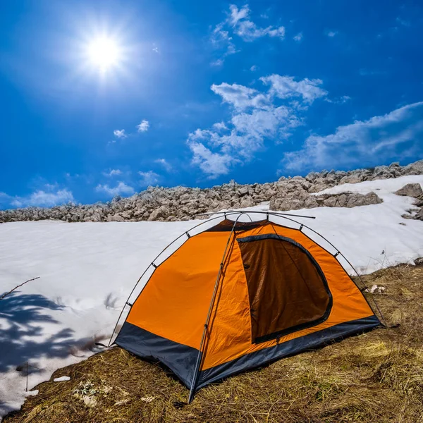 Turistiska hos tenp på en vinter mount sluttning — Stockfoto