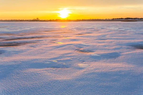 Puesta de sol tranquila sobre una llanura de invierno — Foto de Stock
