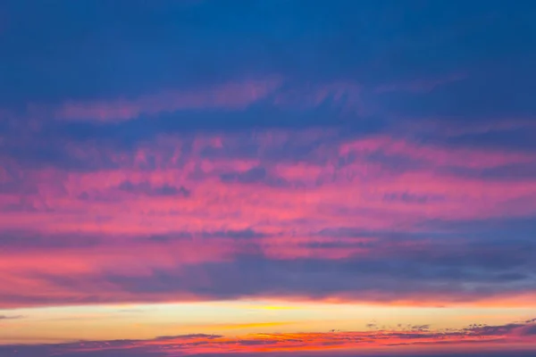 Драматический вечерний фон неба — стоковое фото