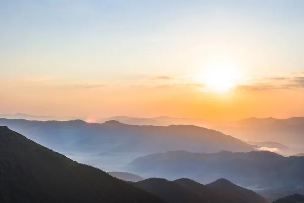 Vroege ochtend zonsopgang boven een mistige bergdal — Stockfoto