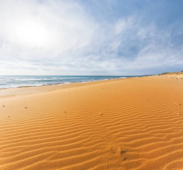 Quente verão areia mar praia cena — Fotografia de Stock