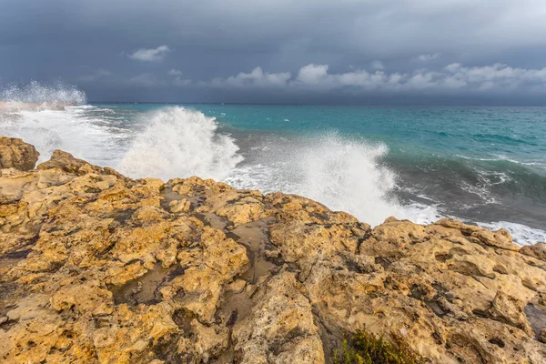 Dramática baía do mar na tempestade — Fotografia de Stock