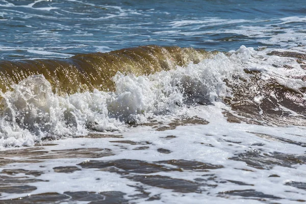 Ondas de mar de close-up perto de uma costa — Fotografia de Stock