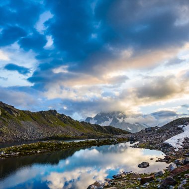 akşam bir dağ Plato üzerinde küçük bir göl