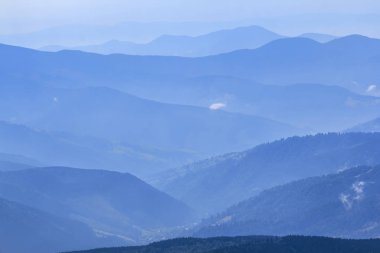 dağ siluet bir mavi sis içinde