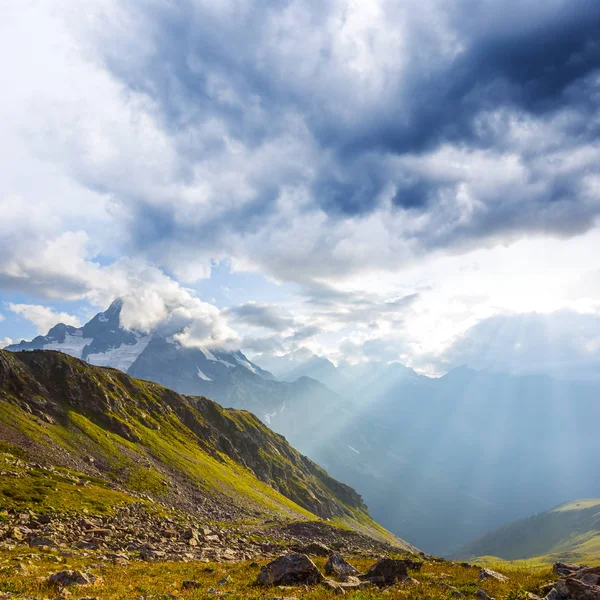 Vale de montanha verde sob nuvens densas escuras — Fotografia de Stock