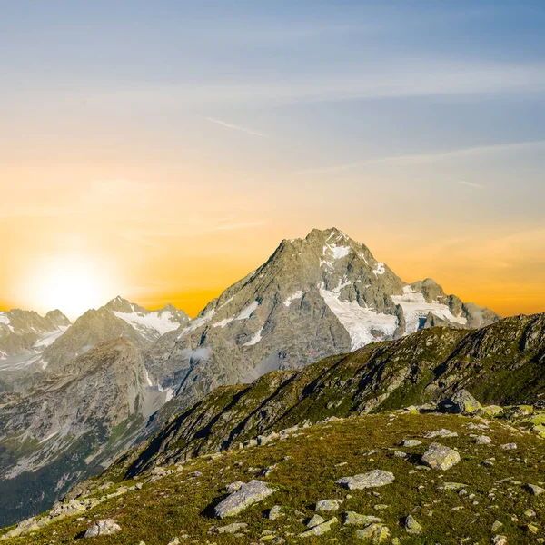 Solnedgång över en mountain torv — Stockfoto