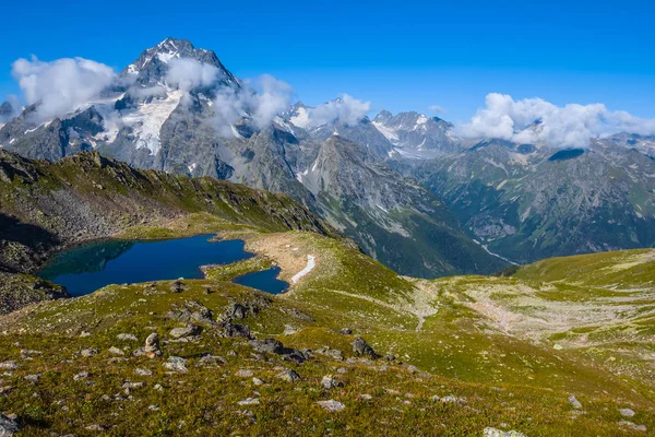 Paisaje de montaña, pequeño lago azul en un tazón — Foto de Stock