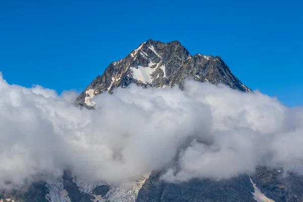 Góra góry w gęste chmury — Zdjęcie stockowe