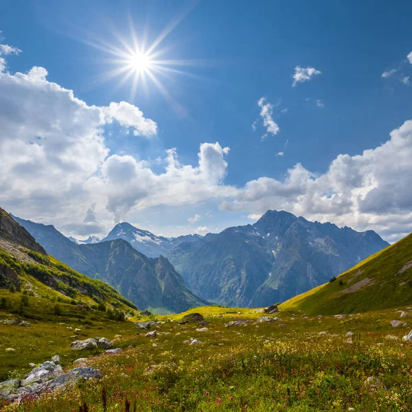 Зелений гірський перевал в спекотний сонячний день — стокове фото