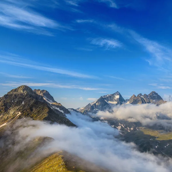 Bergrug in een landschap van wolken — Stockfoto