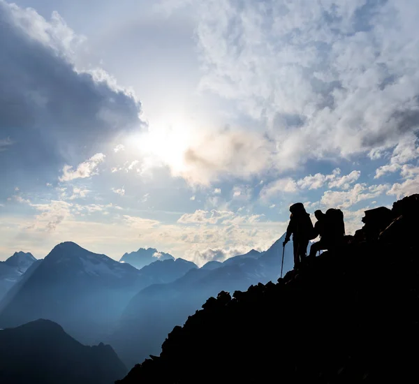 Excursionistas en una ladera de montaña — Foto de Stock