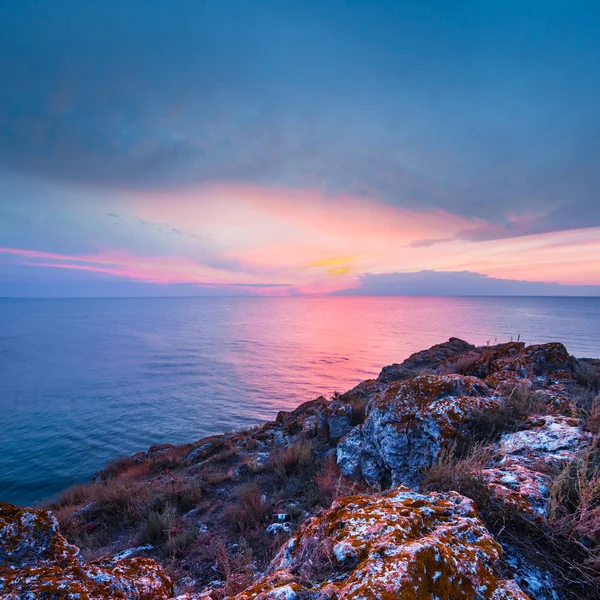 Evening rocky sea coast landscape — Stock Photo, Image