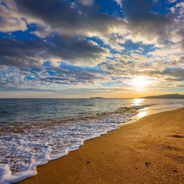 Sunrise over a sandy sea beach — Stock Photo, Image