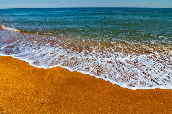 Verão arenoso mar costa cena — Fotografia de Stock