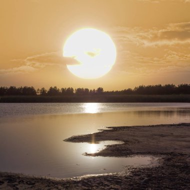 bir göl üzerinde sessiz sunset