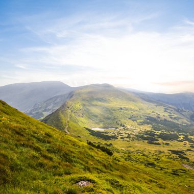 Güzel yeşil dağ vadisi manzarası