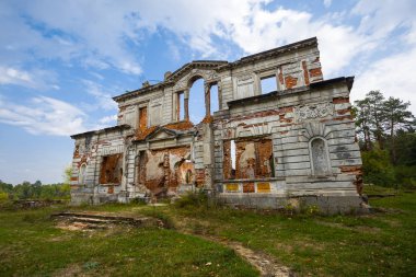 eski yıkık kalede kırmızı sahne