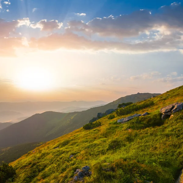 Grönt berg lutning på tidigt på morgonen — Stockfoto