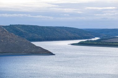 Dinyester Nehri yüksek kıyıları arasında