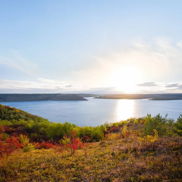 Lugna blå sjön scen på kvällen — Stockfoto