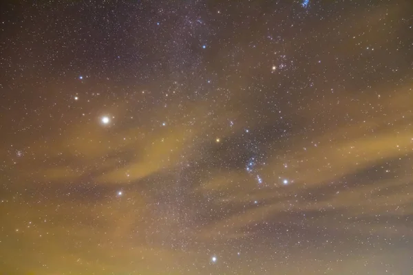 밤 하늘 배경에 오리온 별자리 — 스톡 사진