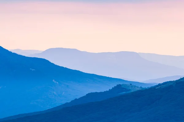 Večer horské údolí v pozadí mlha — Stock fotografie