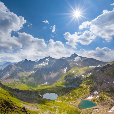 güzel dağ Vadisi bir ışıltı güneş sahne altında