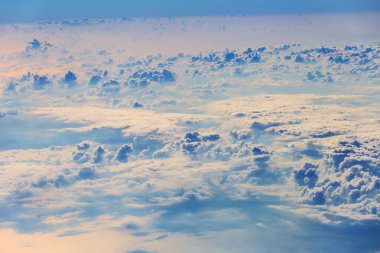 Yukarıda bir yoğun bulutlar görüntülemek