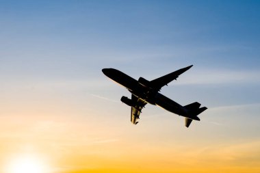 uçak siluet akşam gökyüzü arka plan üzerinde