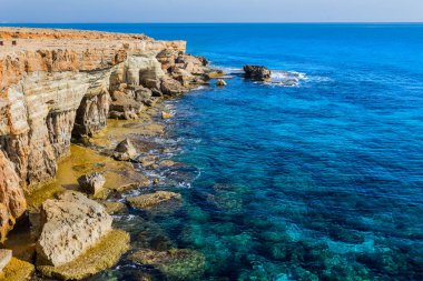 Zümrüt Akdeniz kayalık sahil, Kıbrıs deniz mağaraları