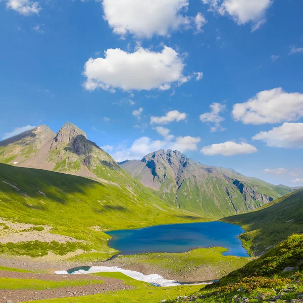 Кавказская зеленая горная долина с изумрудным озером — стоковое фото