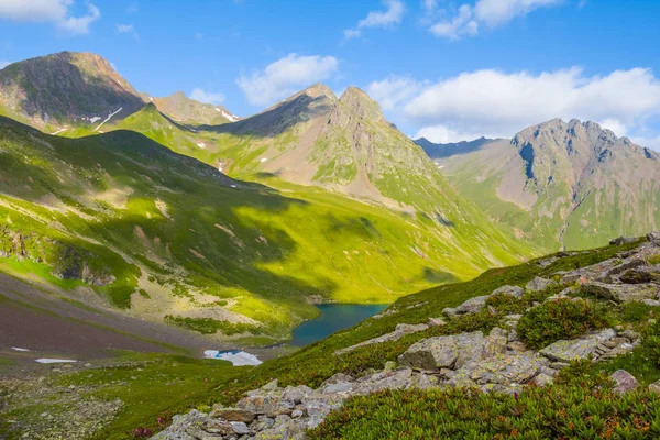 Danau biru kecil di gunung lembah mangkuk, kaukasus, russia — Stok Foto