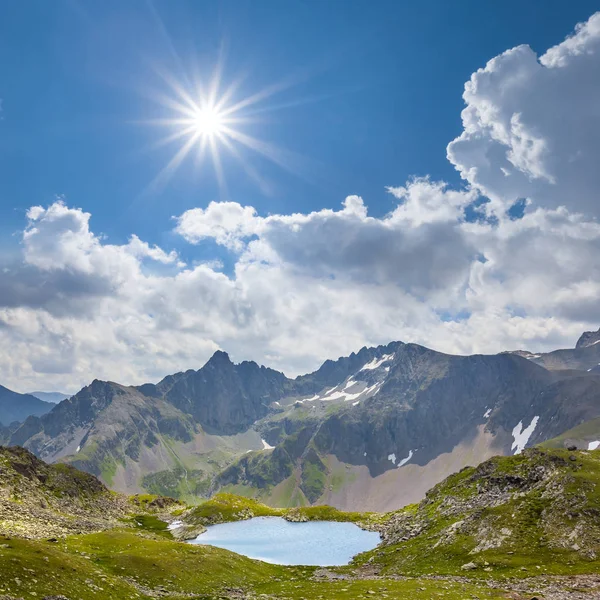 Зелена гірська долина під іскровим сонцем — стокове фото