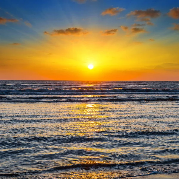 Nascer do sol sobre uma costa do mar Mediterrâneo — Fotografia de Stock