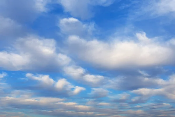 Biru langit berawan latar belakang — Stok Foto