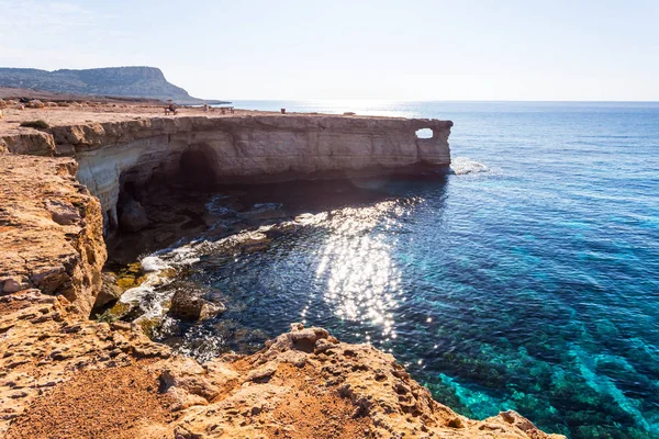 Emerald mediterranean sea rocky coast, cyprus sea caves — Stock Photo, Image