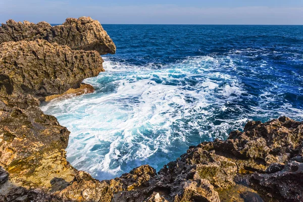 Costa turbulenta del mar Mediterráneo — Foto de Stock