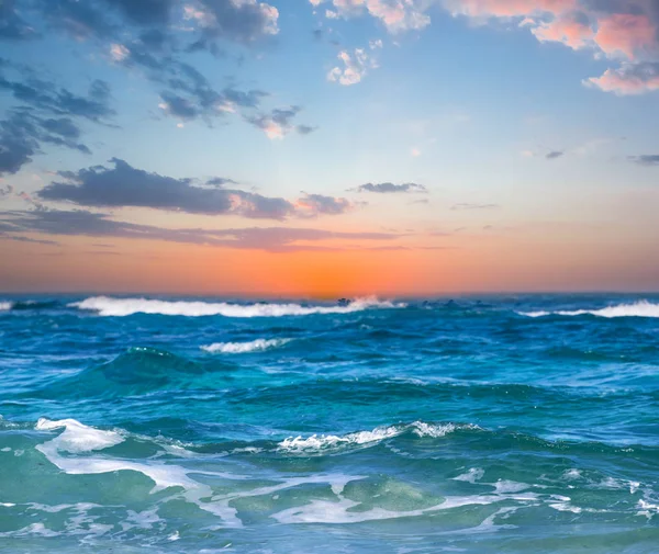 Σμαράγδι στη Μεσόγειο θάλασσα στην αυγή — Φωτογραφία Αρχείου