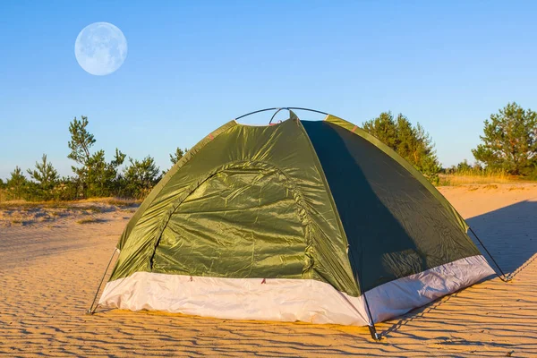 Verde primo piano tenda turistica in una prateria la sera — Foto Stock