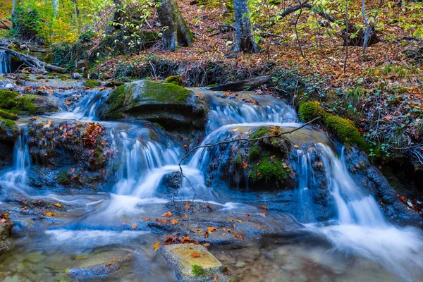 Cascades d'eau en gros plan sur une rivière de montagne — Photo